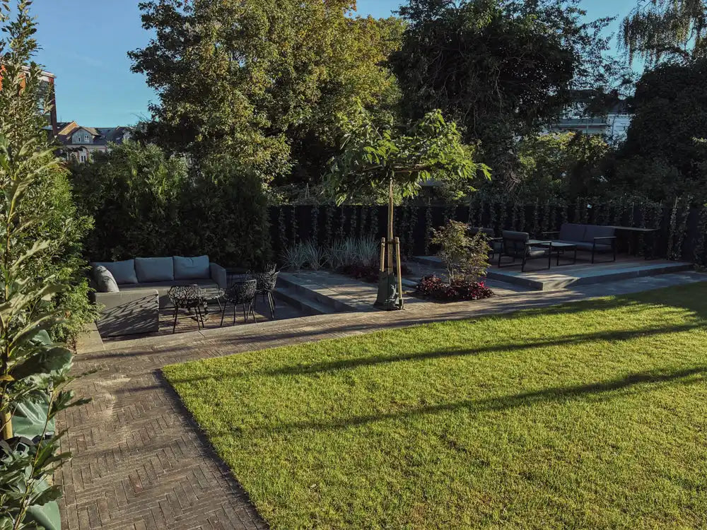 Anlagt baghave med havemøbler.