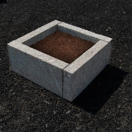 Firkant i lysegrå granit